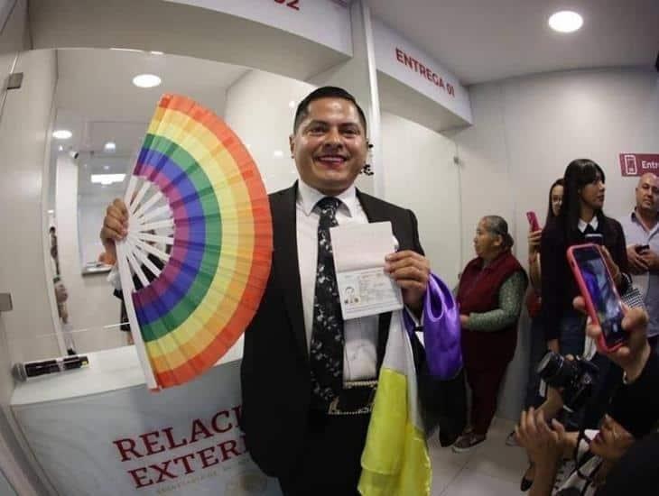 SRE expide el primer pasaporte no binario al magistrade Jesús Ociel Baena Saucedo
