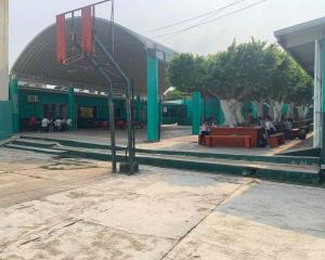Burocracia hace sufrir a estudiantes de primaria en Acayucan