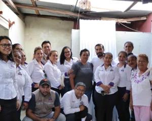 Gobierno Local y DIF brindan esperanza a doña Liliana al donarle láminas para reconstruir su hogar
