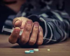Mueren en promedio 300 personas al día por sobredosis en EU
