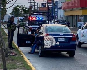 Mujer al volante atropella a moto repartidor en Minatitlán (+Video)