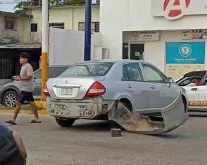 Motociclista se impacta contra un coche en Acayucan
