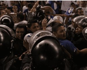 ¡Estampida en estadio de El Salvador! Hay al menos 9 muertos