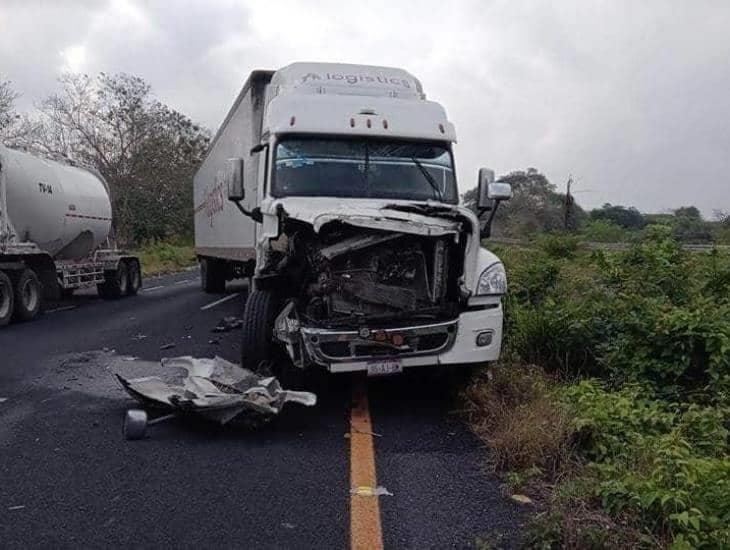 Encontronazo entre trailers sobre la autopista Cosamaloapan – La Tinaja