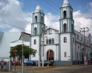 Recaudan fondos con cocina económica para mantenimiento de la catedral de Coatzacoalcos