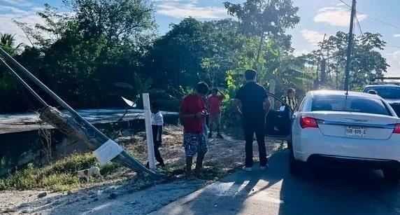 Auto se impactó contra mufa en Cosoleacaque