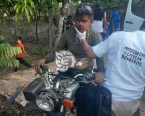 Casi pierde el ojo tras derrapar en la moto en zona rural de Acayucan