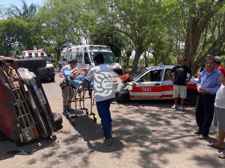 Choque y volcadura en la Acayucan - Congregación Hidalgo deja 4 heridos entre ellos un niño