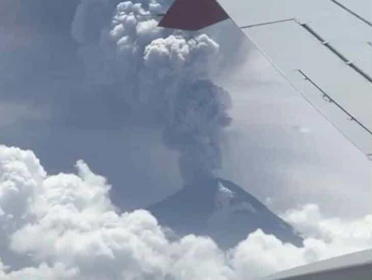 ¡Increíble! Pasajero capta imágenes del Popocatépetl exhalando humo desde un avión (+Video)