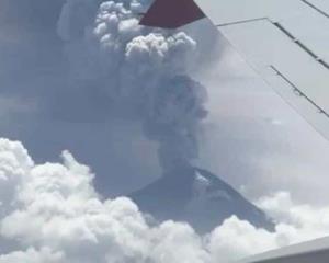 ¡Increíble! Pasajero capta imágenes del Popocatépetl exhalando humo desde un avión (+Video)