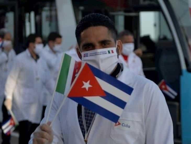 En hospitales de México hay 700 médicos cubanos, asegura AMLO