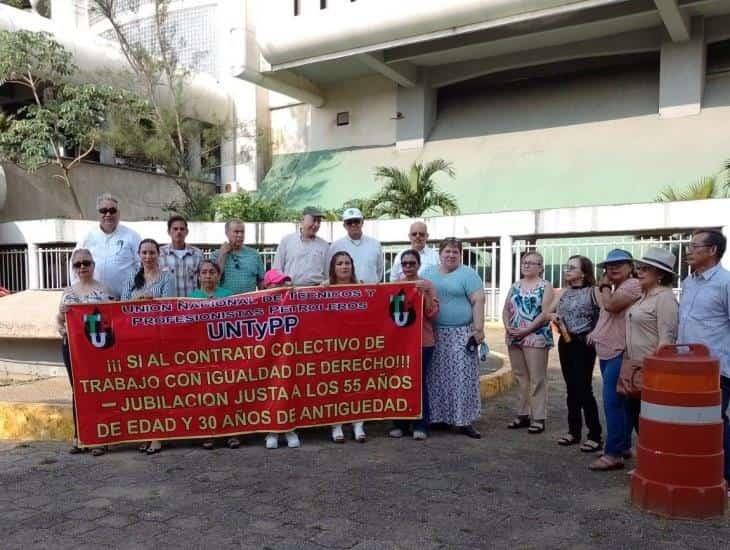 Manifestación en Pemex; Exigen petroleros respeto a sus derechos laborales