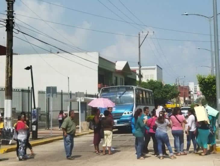 ¡Bloquean calles del centro! padres exigen reconstrucción de escuela en Coatza (+Video)