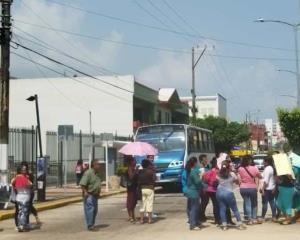 ¡Bloquean calles del centro! padres exigen reconstrucción de escuela en Coatza (+Video)