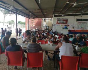 Ayuda para migrantes se agota en Oluta