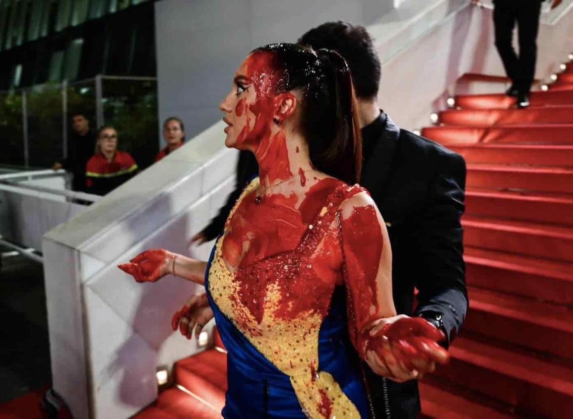 Una activista protesta en plena alfombra roja de Cannes y se cubre de sangre falsa