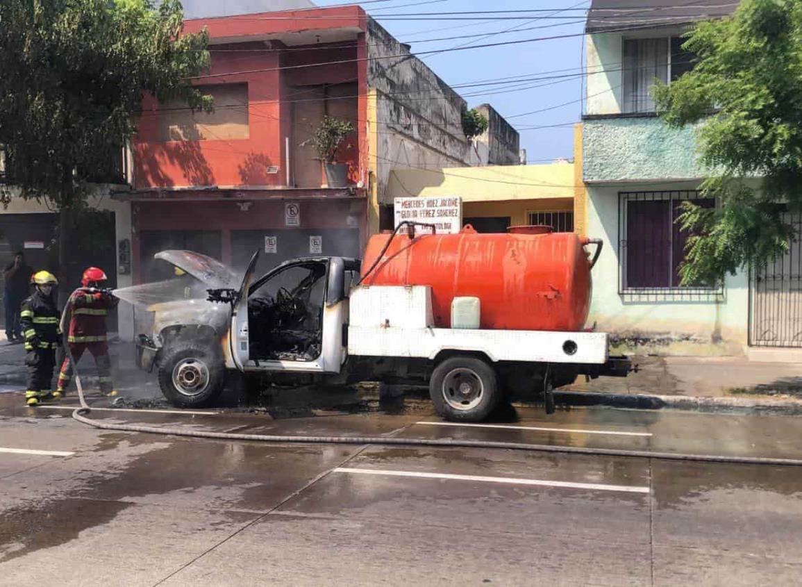 Pipa que transportaba desechos fecales en el centro de Veracruz terminó envuelta en llamas (+Video)