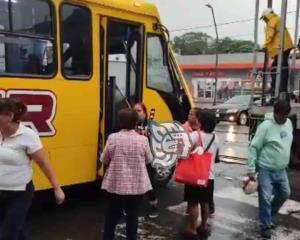 ¡Vaya susto! Autobús choca contra tren carguero en Orizaba
