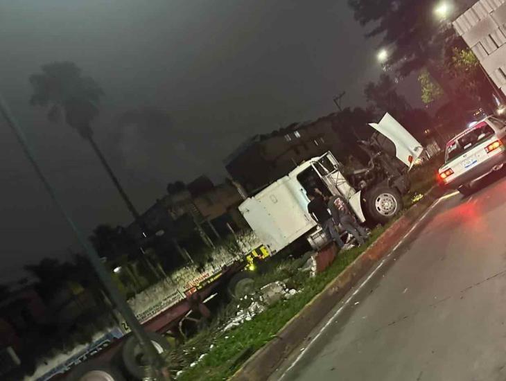 Se le cae contenedor a trailero por evitar atropellar a peatón en Xalapa