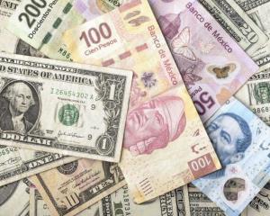 Peso vs dólar; moneda mexicana segunda más sólida