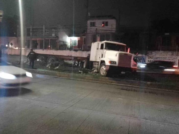 Se le cae contenedor a trailero por evitar atropellar a peatón en Xalapa