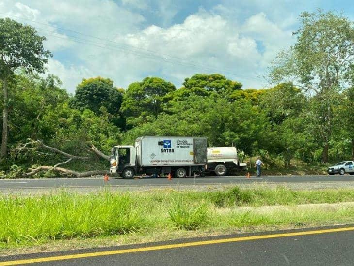 Carrotanque chocó contra árbol en carretera Coatzacoalcos- Villahermosa