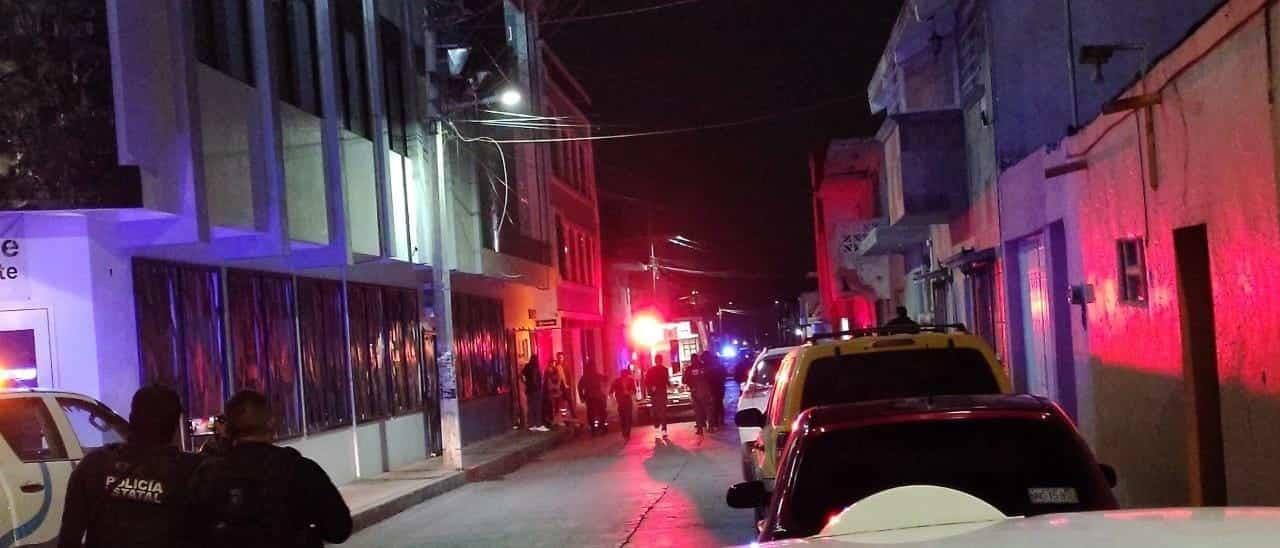 Rugen las balas: asesinan a parroquiano afuera de bar de Perote; criminales escapan
