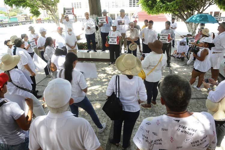 Marchan en defensa de la SCJN; llaman ‘gobernador de cuarta’ a Cuitláhuac