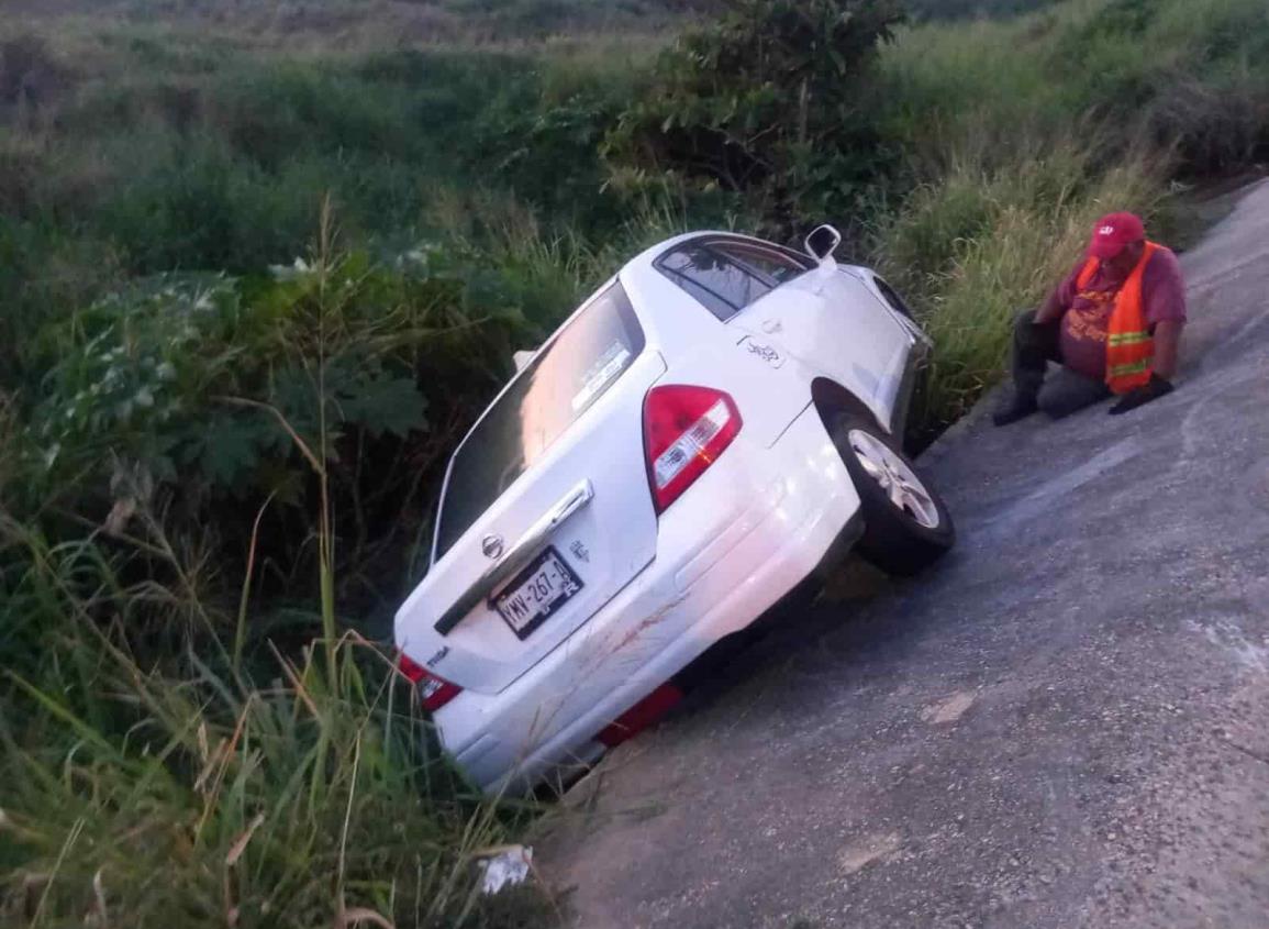 Cae auto a canal de aguas negras en el poniente de Coatzacoalcos