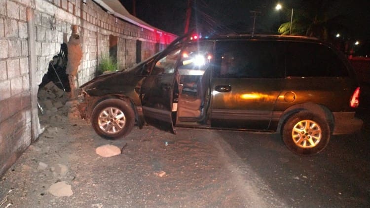 Camioneta choca con poste y barda de escuela en Playa de Vaca; conductor huye
