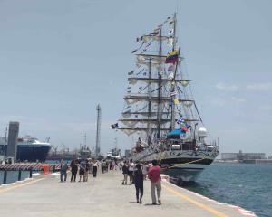 Miles de jarochos visitan el buque Simón Bolívar