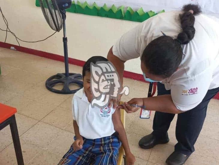 Continúa aplicación de vacunas en planteles educativos de Moloacán