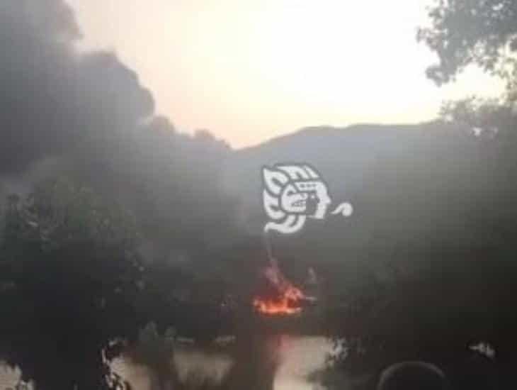 Se incendia camioneta de la Sedena en ejido de Las Choapas