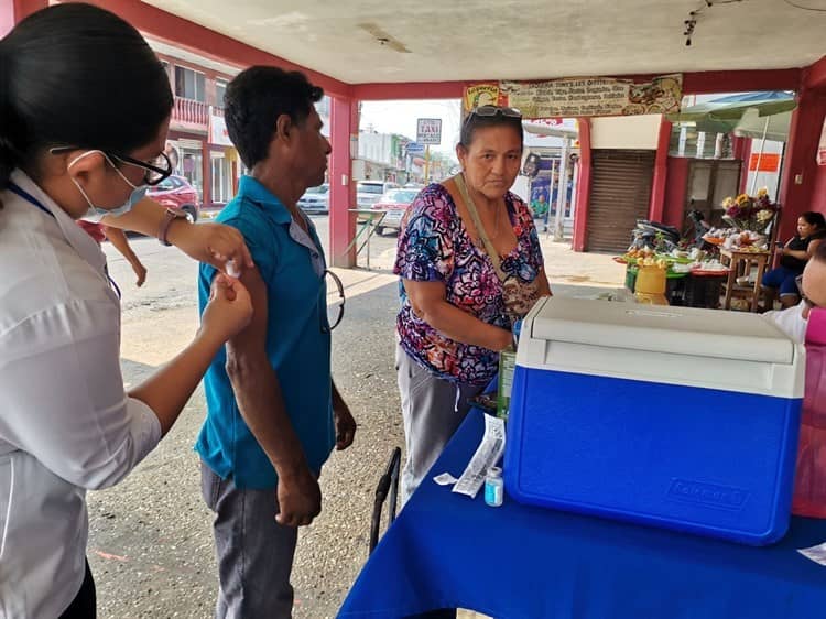 Se instala módulo de vacunación en el centro de Salud de Nanchital y mercados