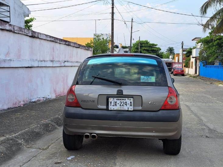 Dejan auto abandonado en la colonia San Miguel Arcángel