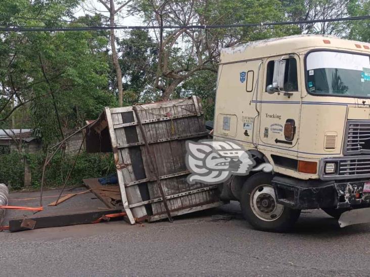 Vuelca camión cargado con flechas de acero, en Córdoba (+Video)