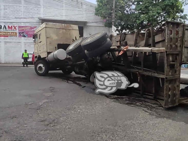 Vuelca camión cargado con flechas de acero, en Córdoba (+Video)