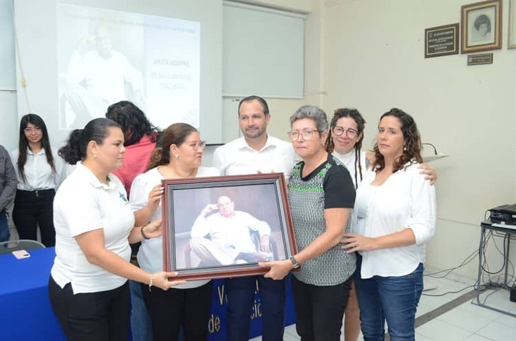 Estudiantes y académicos realizaron homenaje póstumo al Doctor Raúl Antonio Díaz Vega en la Facultad de Nutrición de la UV