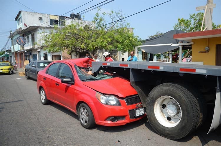 Pierde el control y choca contra remolque en Veracruz (+video)