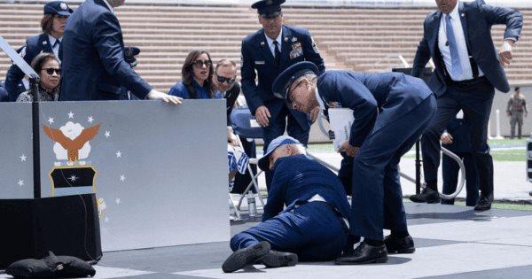 Joe Biden se desvanece durante graduación de la Academia de la Fuerza Aérea (+Video)
