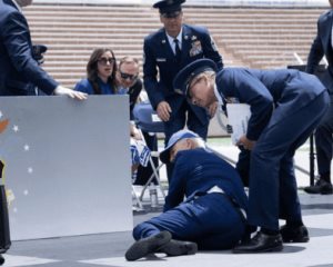Joe Biden se desvanece durante graduación de la Academia de la Fuerza Aérea (+Video)