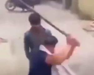 Justiciero defiende a perrito que fue azotado contra el suelo (+Video)