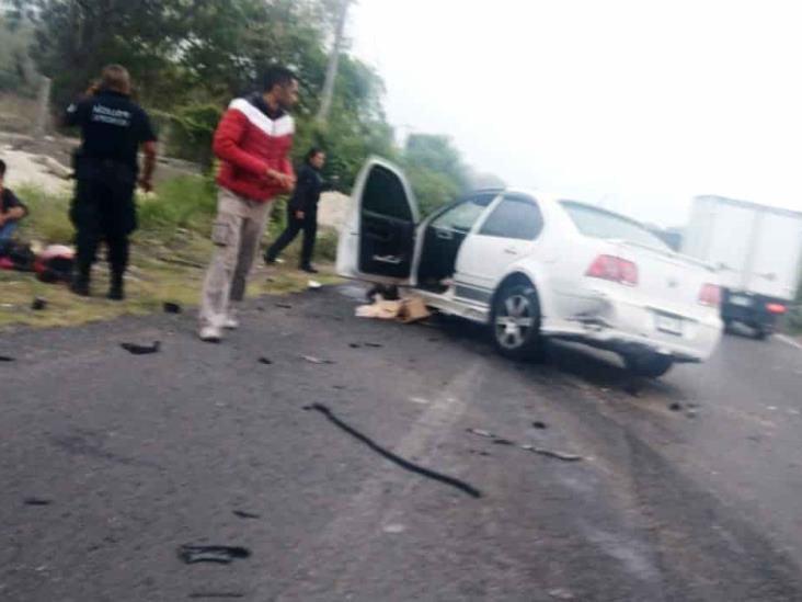 Auto es arrollado por tráiler en la Xalapa- Veracruz; el responsable huyó