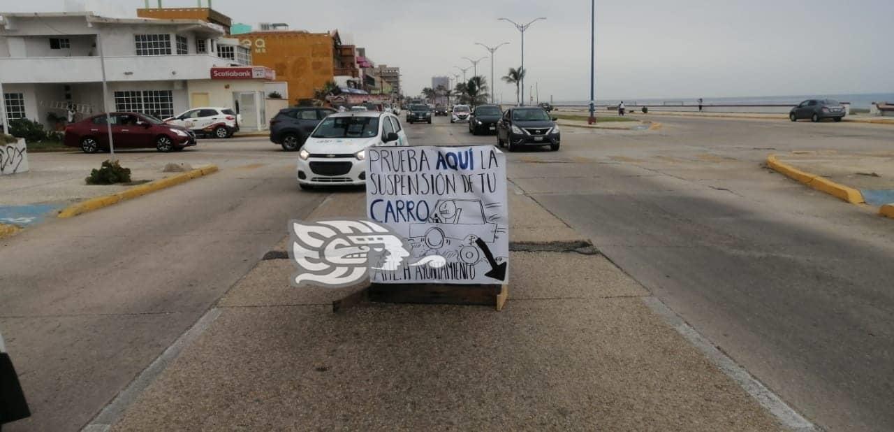 Así advierten peligroso bache en el Malecón de Coatzacoalcos