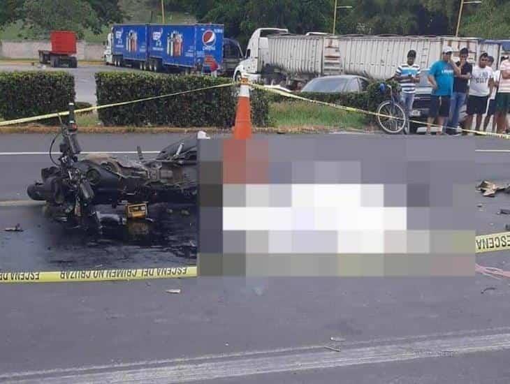 ¡Trágica muerte! motociclista cae bajo las llantas de un tráiler en Tierra Blanca