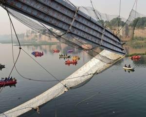 Colapsa puente colgante en la India por segunda vez (+Video)