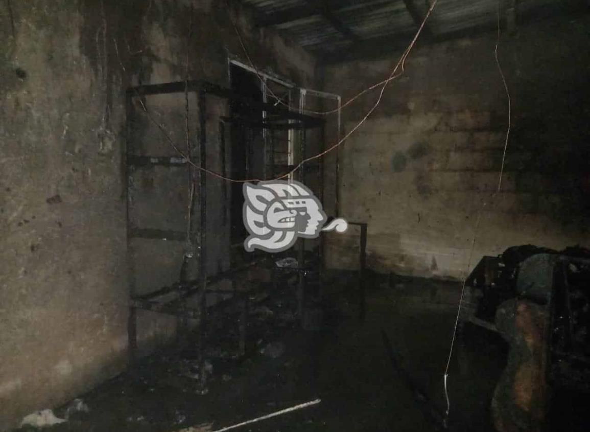 Incendio consume enseres en vivienda de Acayucan