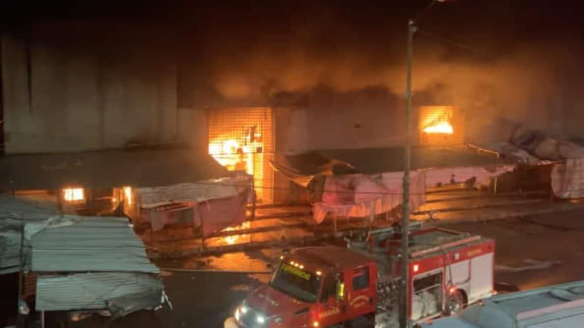 Fuego arrasa con más de 500 locales en mercado de Acapulco (+Video)