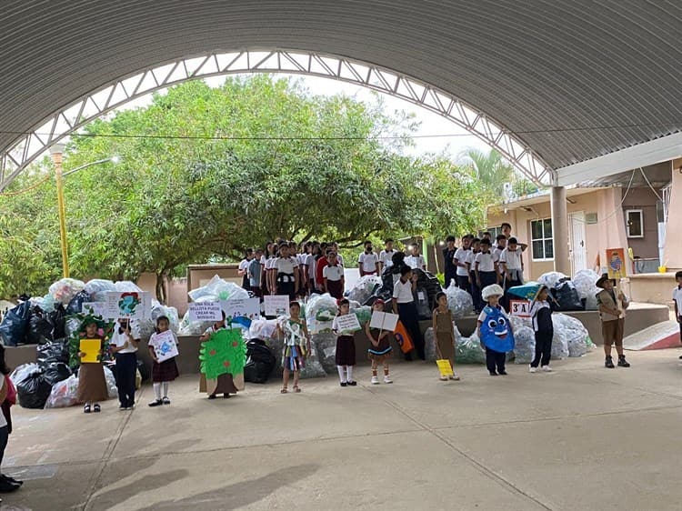 Estudiantes nanchitecos buscan fomentar en los adultos el cuidado del medio ambiente y el reciclaje