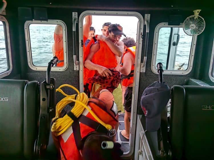 Se quedan sin combustible en el mar; los rescata Semar, ¡Peligraron a la deriva 9 personas!
